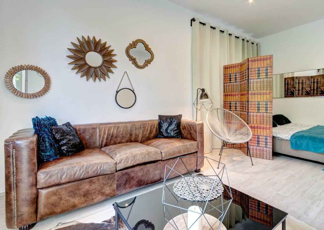 Mirrors Apartment *